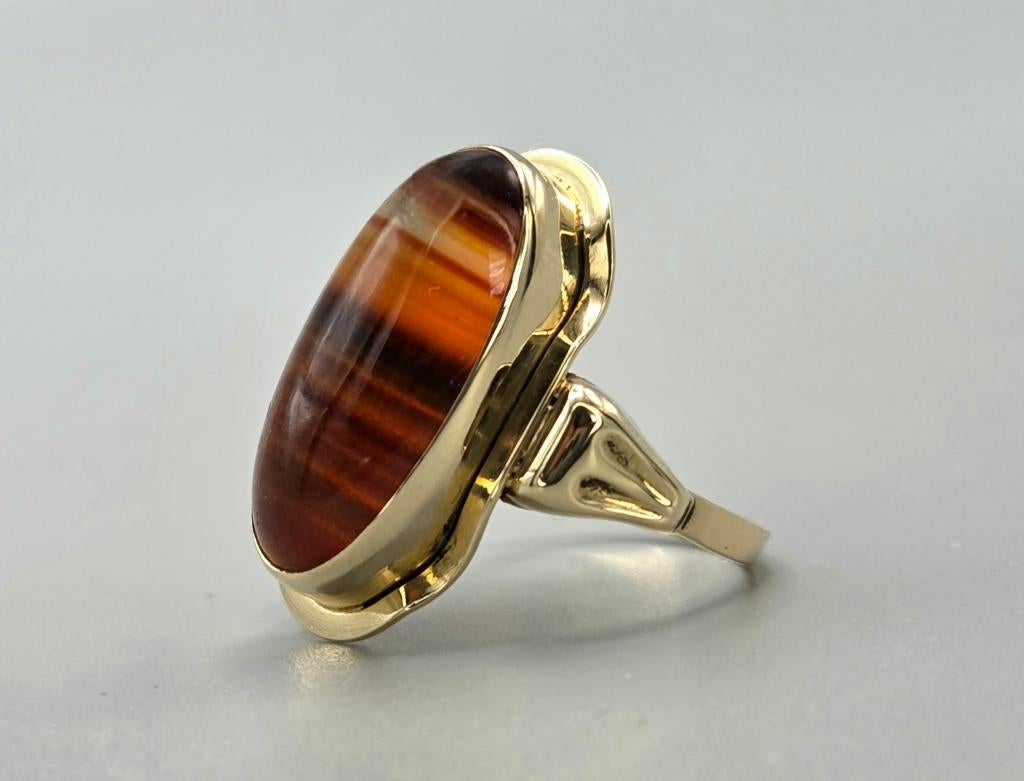 Gouden vintage ring met edelsteen streepagaat. 2026/246., Ophalen of Verzenden, Goud, Ring, Met edelsteen