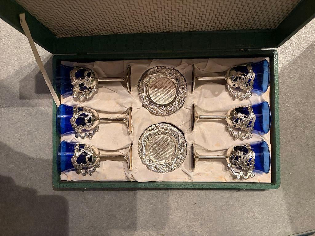 6 blauwe vintage glaasjes met onderzetters in een koffer, Ophalen of Verzenden