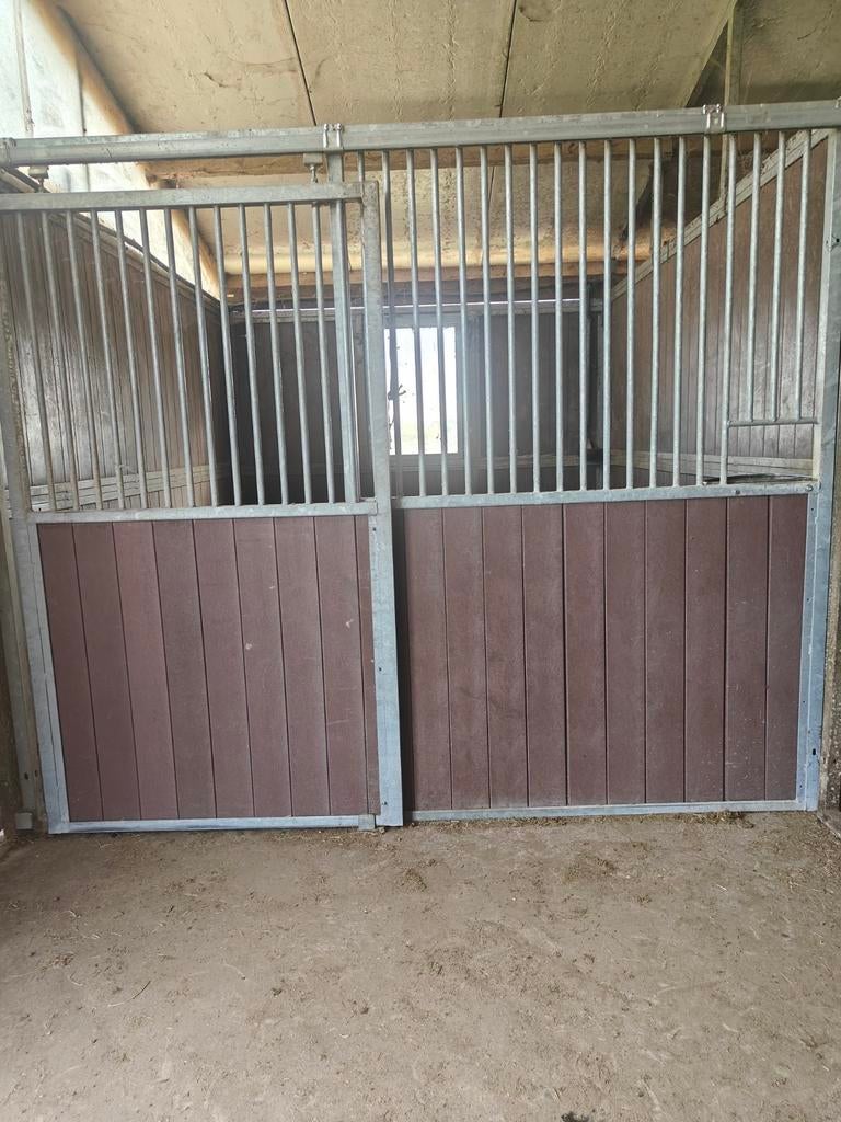 Stallen + weide met schuilstal + loopstal met Paddock, Dieren en Toebehoren