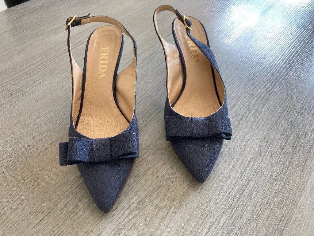Mooie donkerblauwe pumps FRIDA, maat 40. Goede staat, Pumps, Frida, Blauw, Ophalen of Verzenden