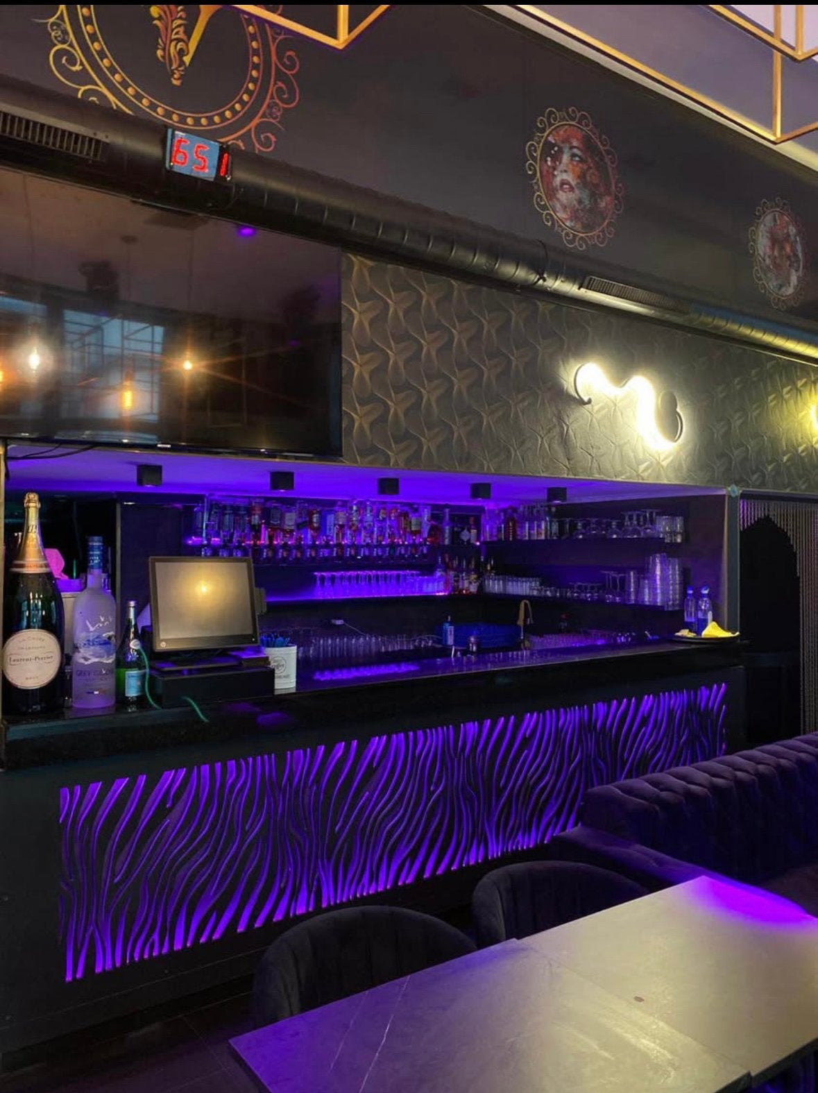 Vicci Lounge Bar, Articles professionnels