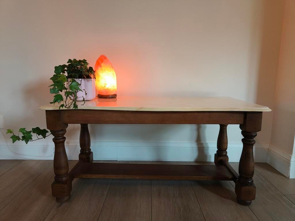 Salontafeltje met marmeren blad en massief houten poten, Huis en Inrichting, Ophalen, Gebruikt, 50 tot 100 cm, Overige vormen