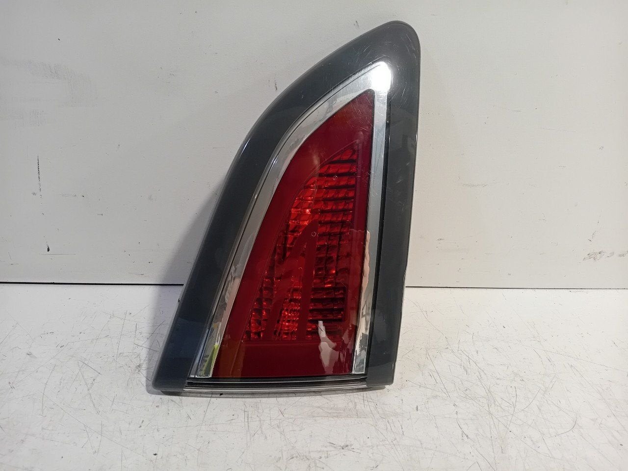 Achterlicht kofferdeksel achterklep links Renault Scénic, Onderdelen@venauto.nl, Van der Ven Autorecycling B.V., Gebruikt, Ettenseweg 76, 4706 PB Roosendaal, The Netherlands