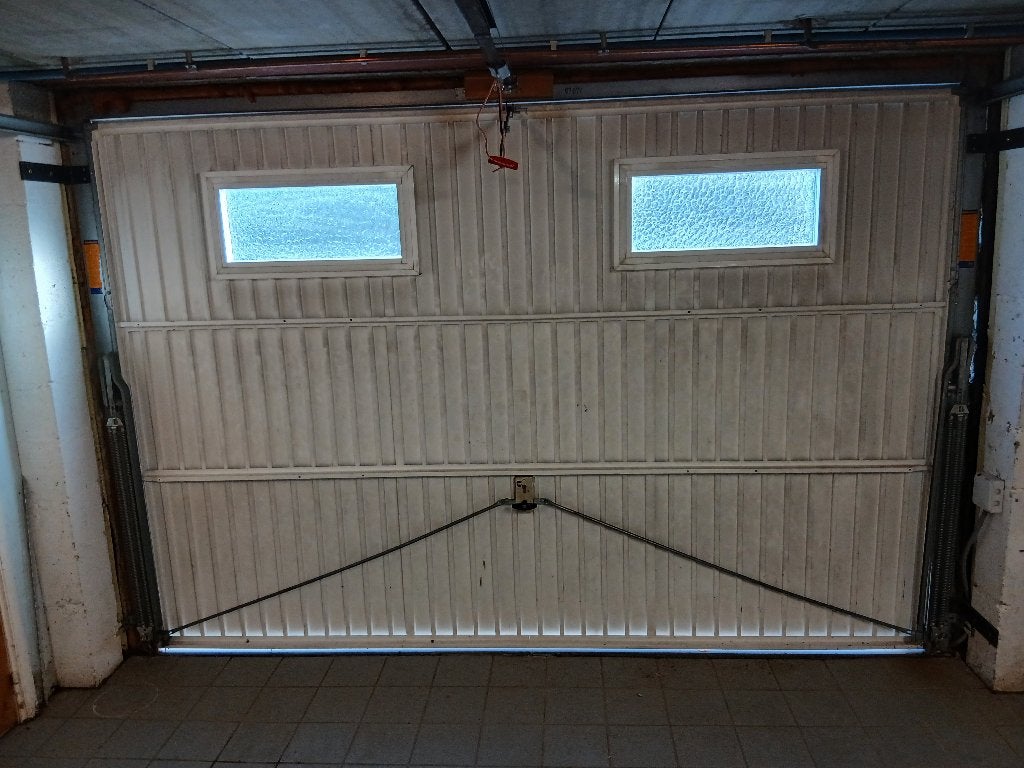 Porte de garage automatisée avec télécommande