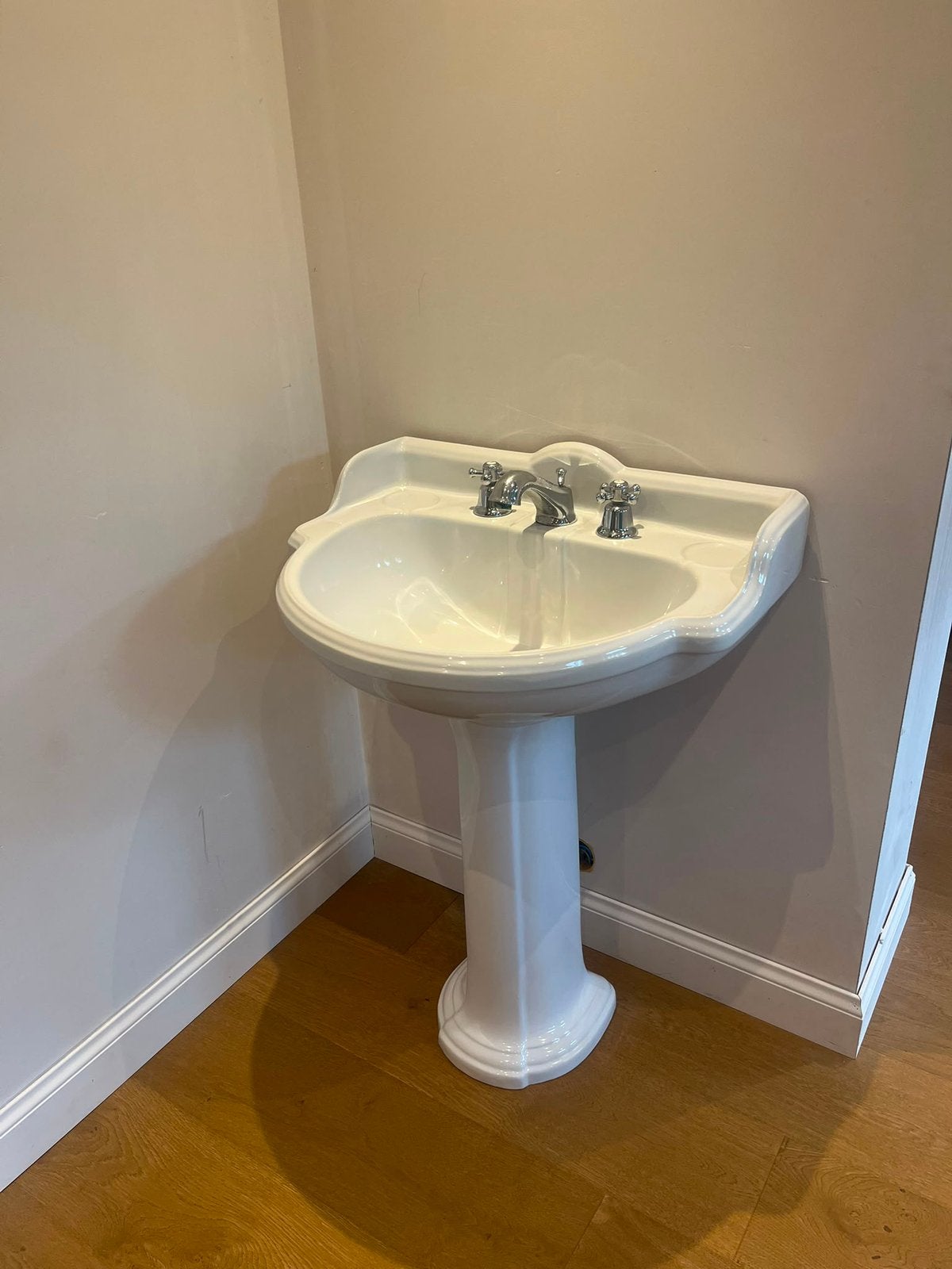 Klassieke lavabo op voet met kranen – vintage uitstraling, Enlèvement, Comme neuf
