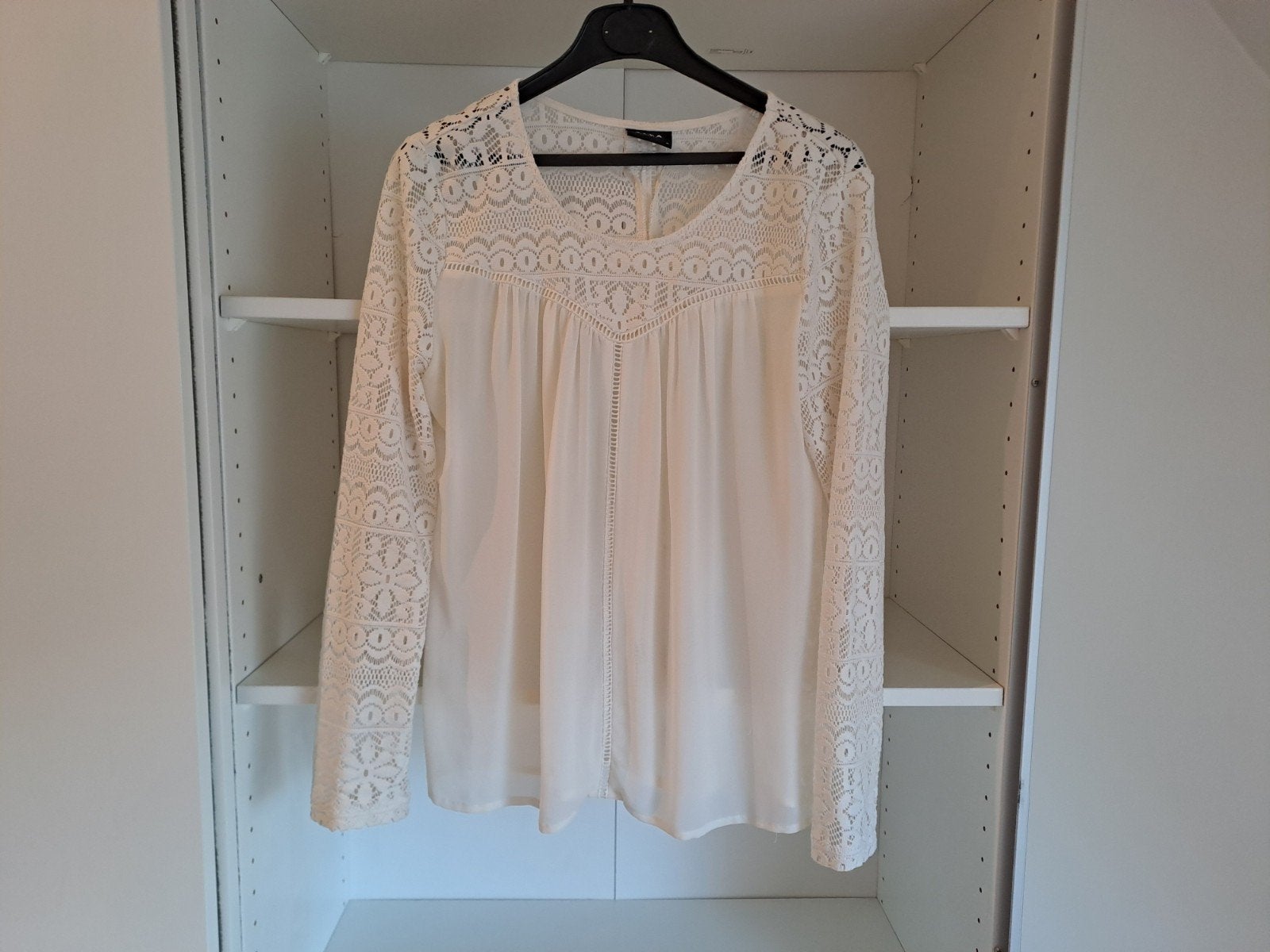 Mt M Witte bloes met kant en lange mouwen, Kleding | Dames, Maat 38/40 (M), Wit, Vila, Ophalen of Verzenden