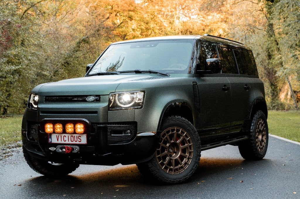 NEW DEFENDER 110 - V8 - GROEN, Automaat, 313 kW, Panoramadak, Particulier