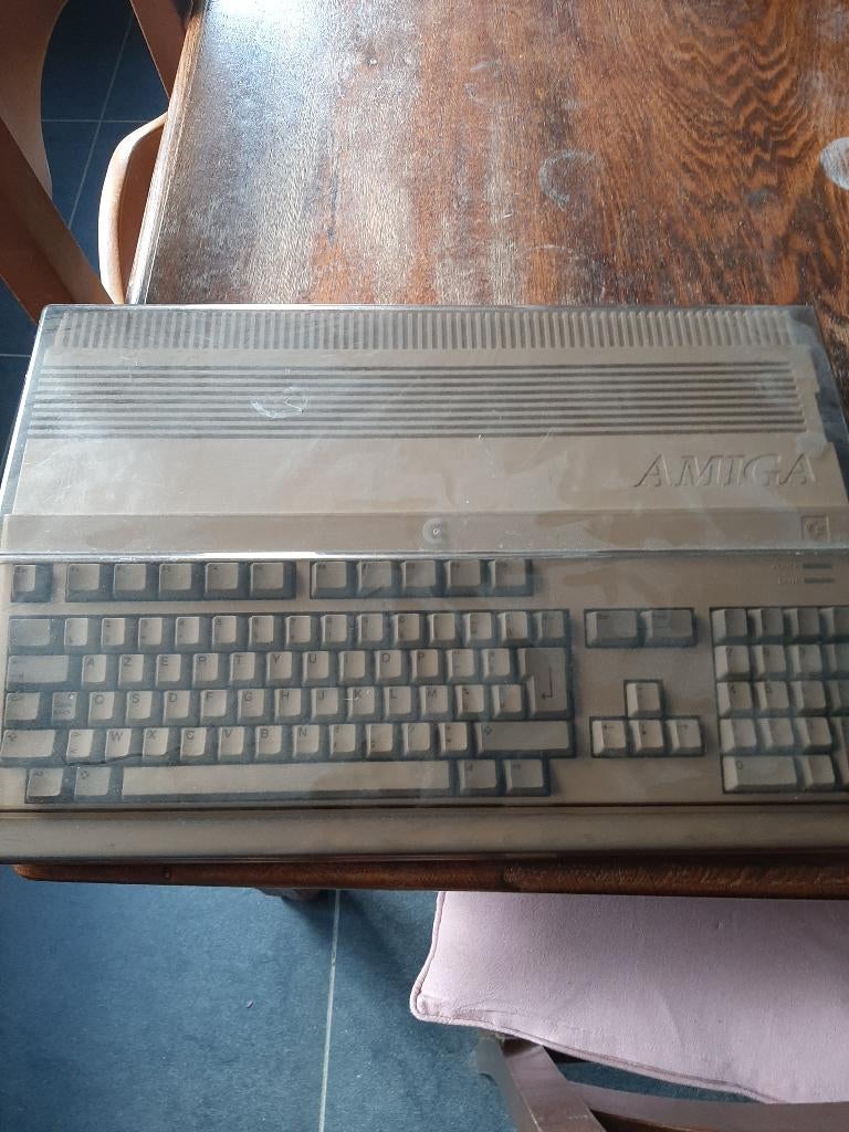 Amiga 500 met stofkap + andere oudere computers, Computers en Software, Vintage Computers, Ophalen, Commodore