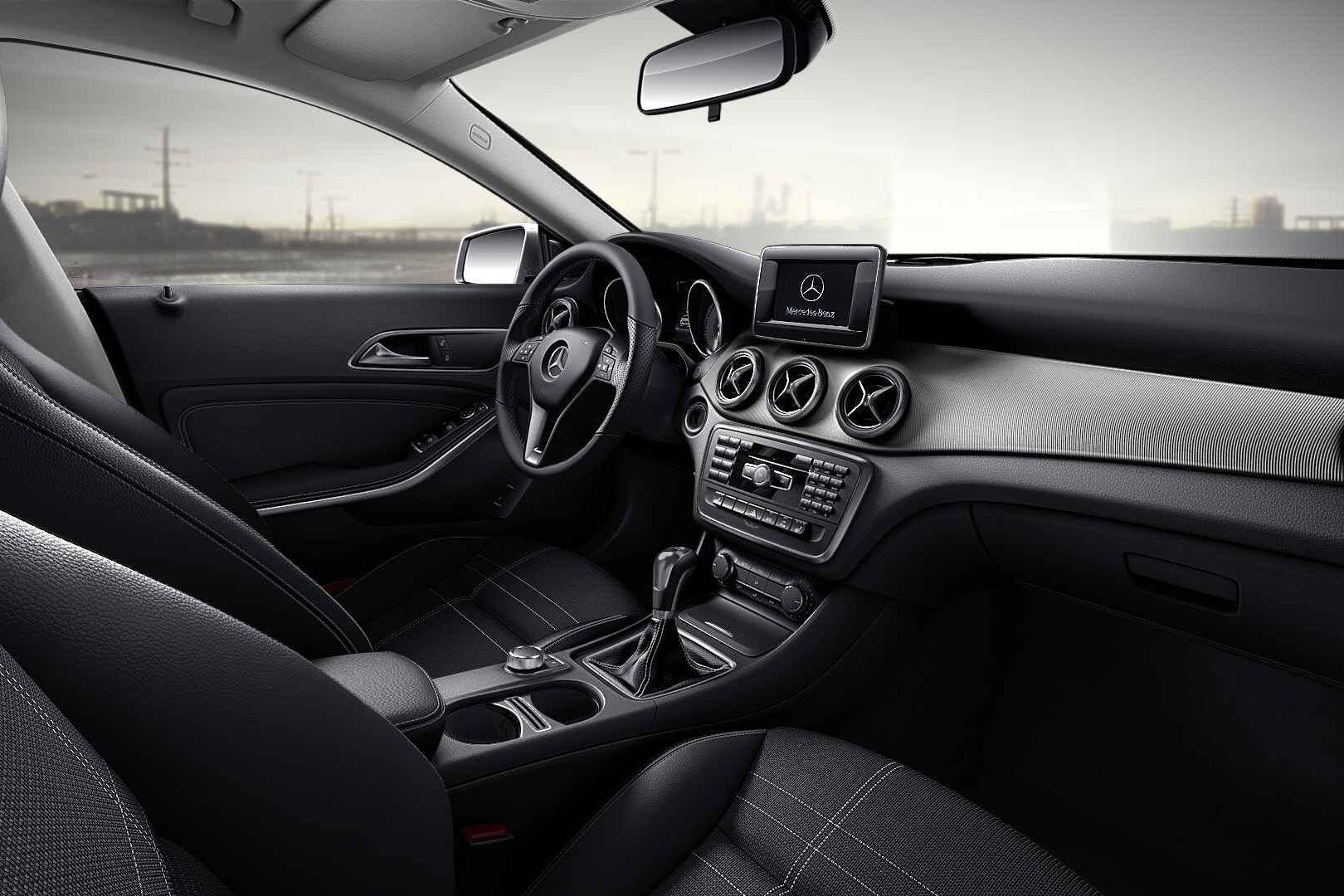 Mercedes-Benz CLA-Klasse 200 Coupé Urban Line | Verwarmde Z, Auto's, Voorwielaandrijving, Stof, Gebruikt, 4 cilinders