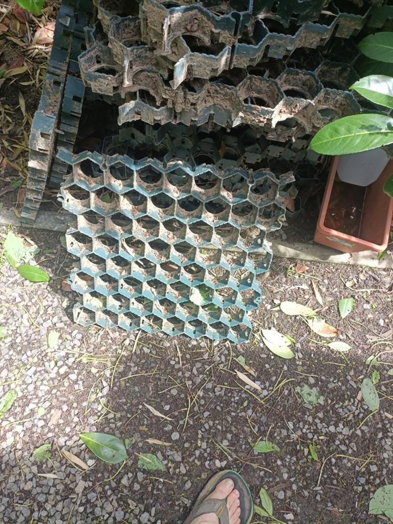 Une dizaine de dalle alvéolaire pour gazon