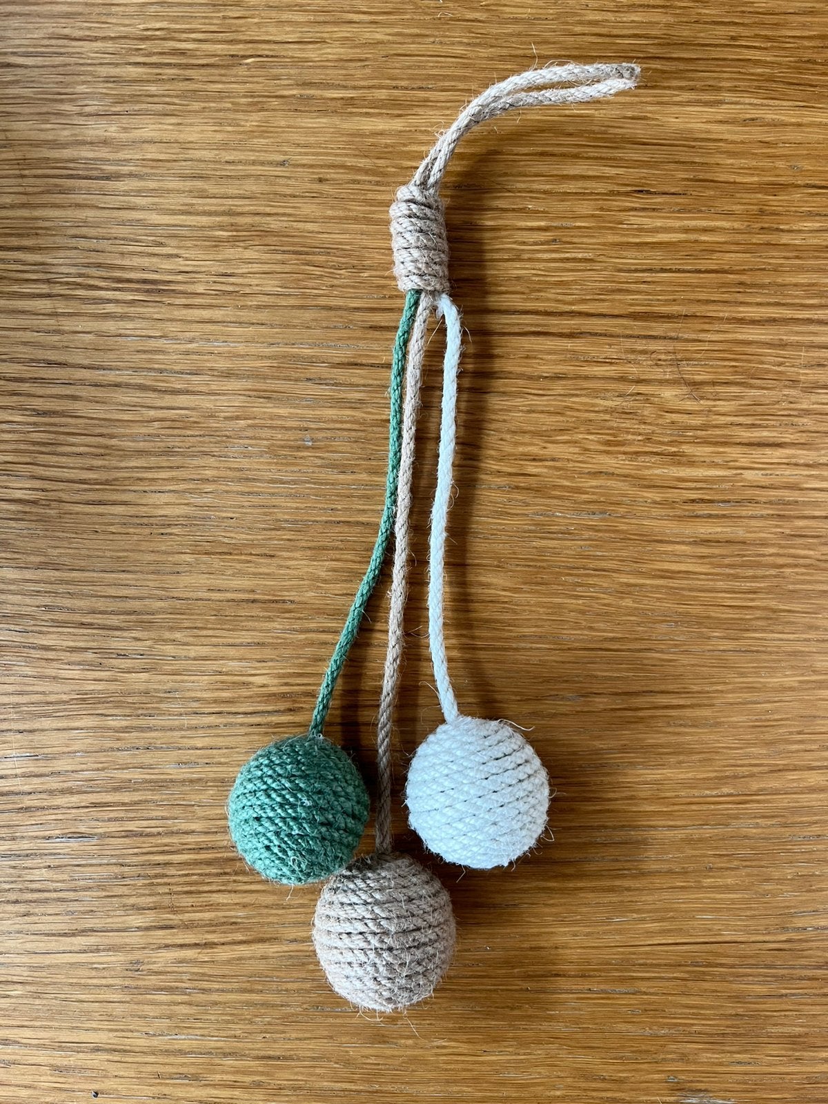 Kattenspeelgoed hanger met balletjes in sisal, Dieren en Toebehoren, Katten-accessoires, Ophalen of Verzenden, Zo goed als nieuw