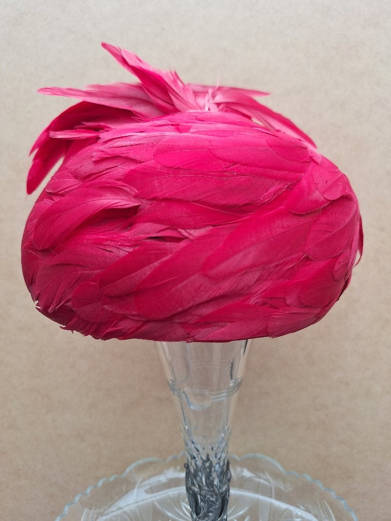 Chapeau vintage entièrement recouvert de plumes rouge fushia, Vêtements | Femmes, Enlèvement ou Envoi, Porté, Chapeau