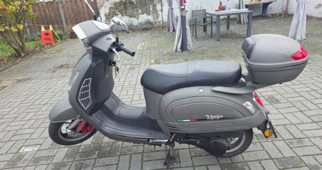 RAZZO VENICE 125cc, Fietsen en Brommers, Ophalen, Zo goed als nieuw