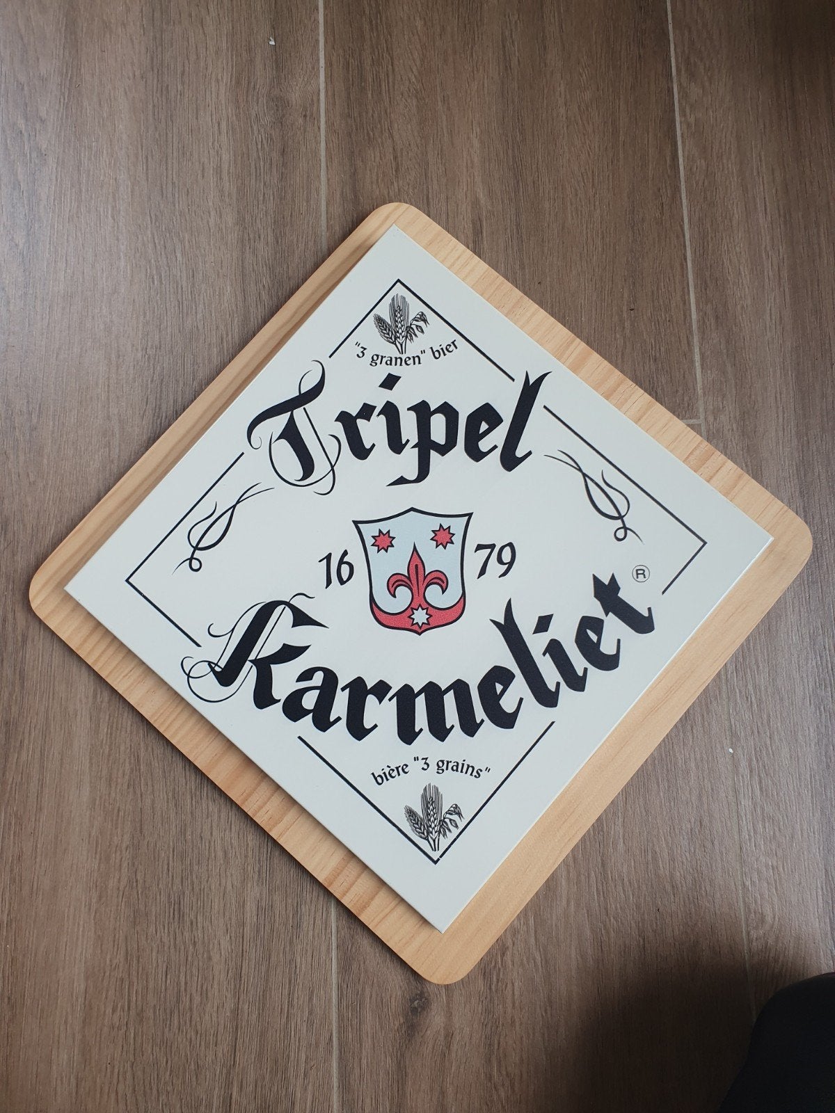 Panneau publicitaire en métal fixé au bois - Tripel Karmelie, Enlèvement ou Envoi, Utilisé, Panneau, Plaque ou Plaquette publicitaire