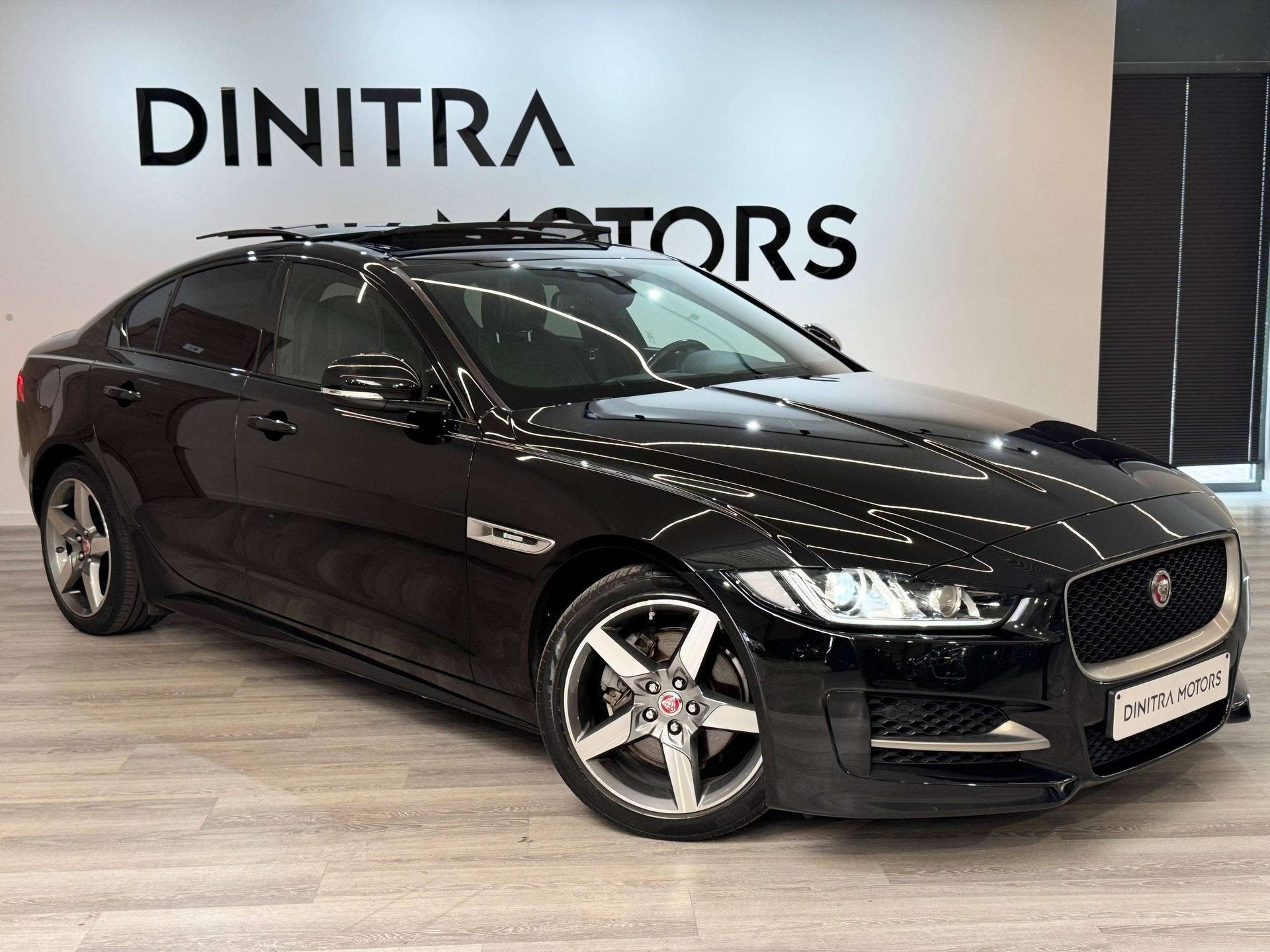 Jaguar XE 2.0D R-Sport - Pano/Navi/Cruise/Zetelvw/Keyless, Auto's, Jaguar, Automaat, 4 deurs, 4 cilinders, Zwart