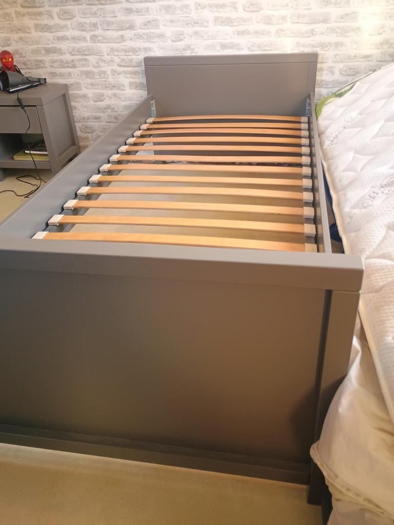 Eenpersoonsbed, Huis en Inrichting, Slaapkamer | Bedden, Ophalen, Grijs