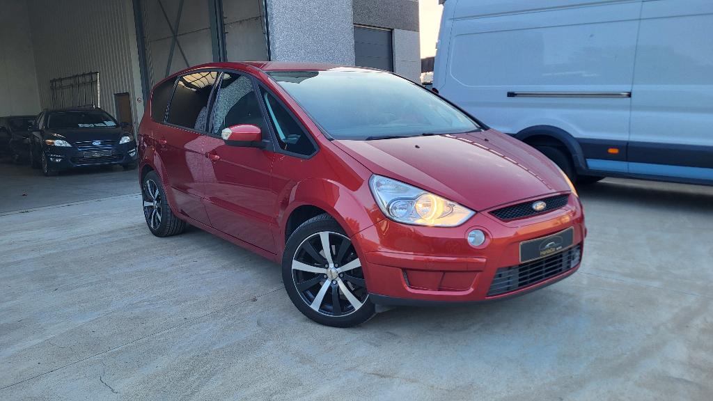 Ford S-MAX 2.0 Benzine 145pk Euro 4 met 7 Plaatsen Gekeurd, Auto's, Voorwielaandrijving, Zwart, 4 cilinders, Leder en Stof