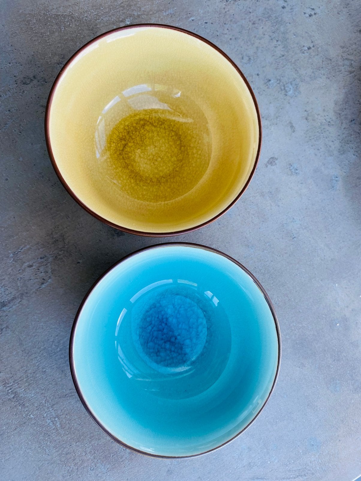 Lot de 2 bols design en céramique, Maison & Meubles, Cuisine | Vaisselle, Enlèvement ou Envoi, Comme neuf, Céramique, Moderne