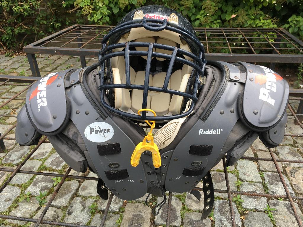 Amerikaans voetbaluitrusting, harnas, helm, mondstuk, Antiek en Kunst, Ophalen