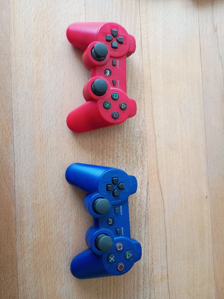 Playstation 3 controllers rood en blauw, Games en Spelcomputers, Ophalen of Verzenden, Zo goed als nieuw, Controller, PlayStation 3