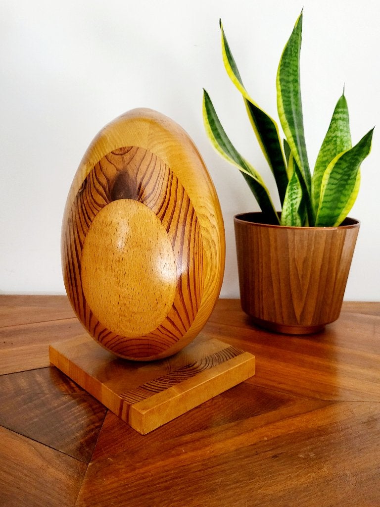 Oeuf en bois sur support, fait main, plein de bois, France, Antiquités & Art, Enlèvement ou Envoi