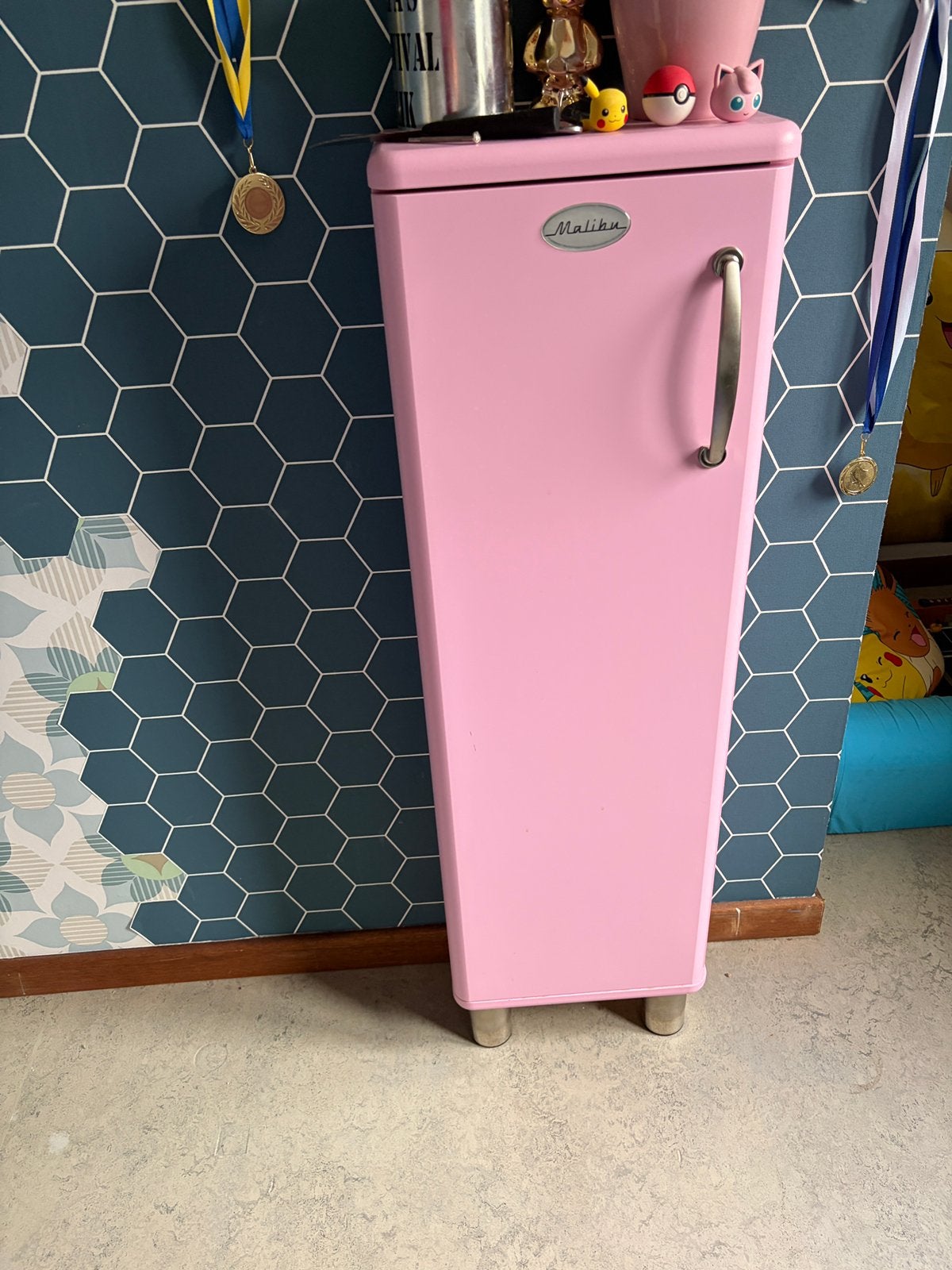 Retro pink Malibu kast, Enlèvement
