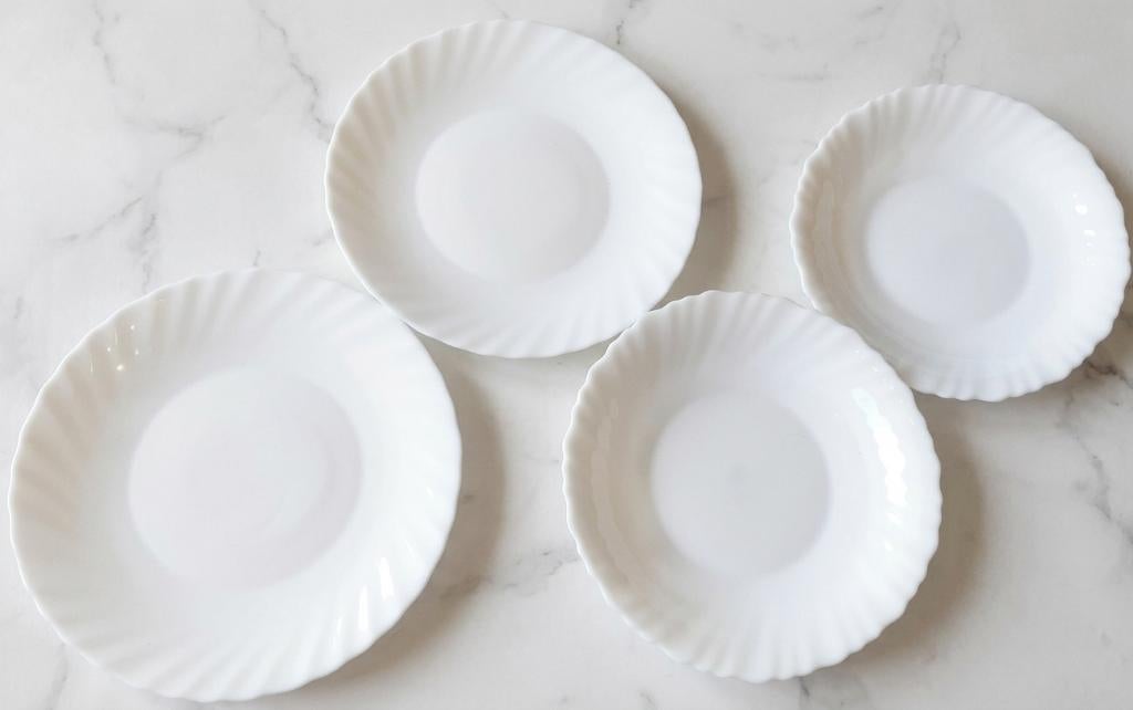 keuken set 4 vintage witte Arcopal borden '70, Nieuw, Ophalen of Verzenden, Glas, Bord(en)