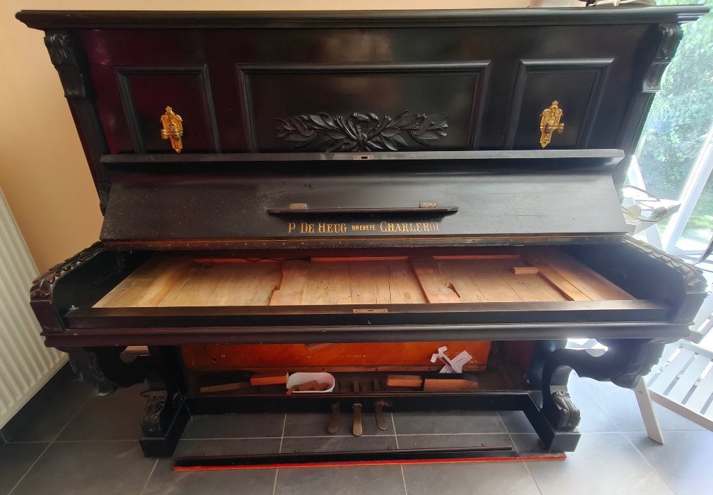 Piano droit noir vidé + tabouret, Maison & Meubles, Enlèvement, Utilisé