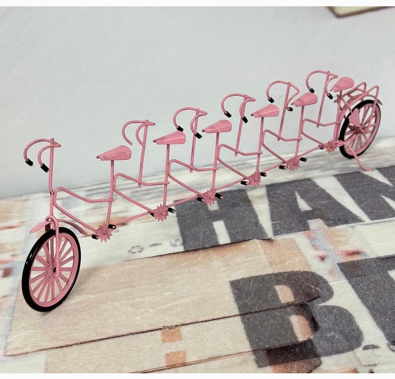 Vélo miniature rose tandem à 6 places rare et antique  1960, Enlèvement ou Envoi, Rose, Fait main