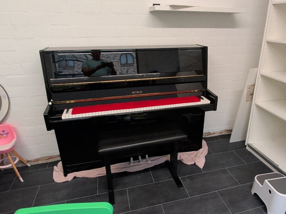Petrof Buffetpiano – Zwart Hoogglans – incl. pianobank, Muziek en Instrumenten, Piano's, Ophalen, Zwart, Zo goed als nieuw, Piano