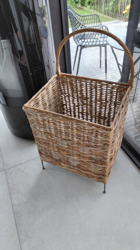 Rotan houtmand op wielen en met handvat, Huis en Inrichting, Woonaccessoires | Schalen en Manden, Gebruikt, Mand, Rechthoekig