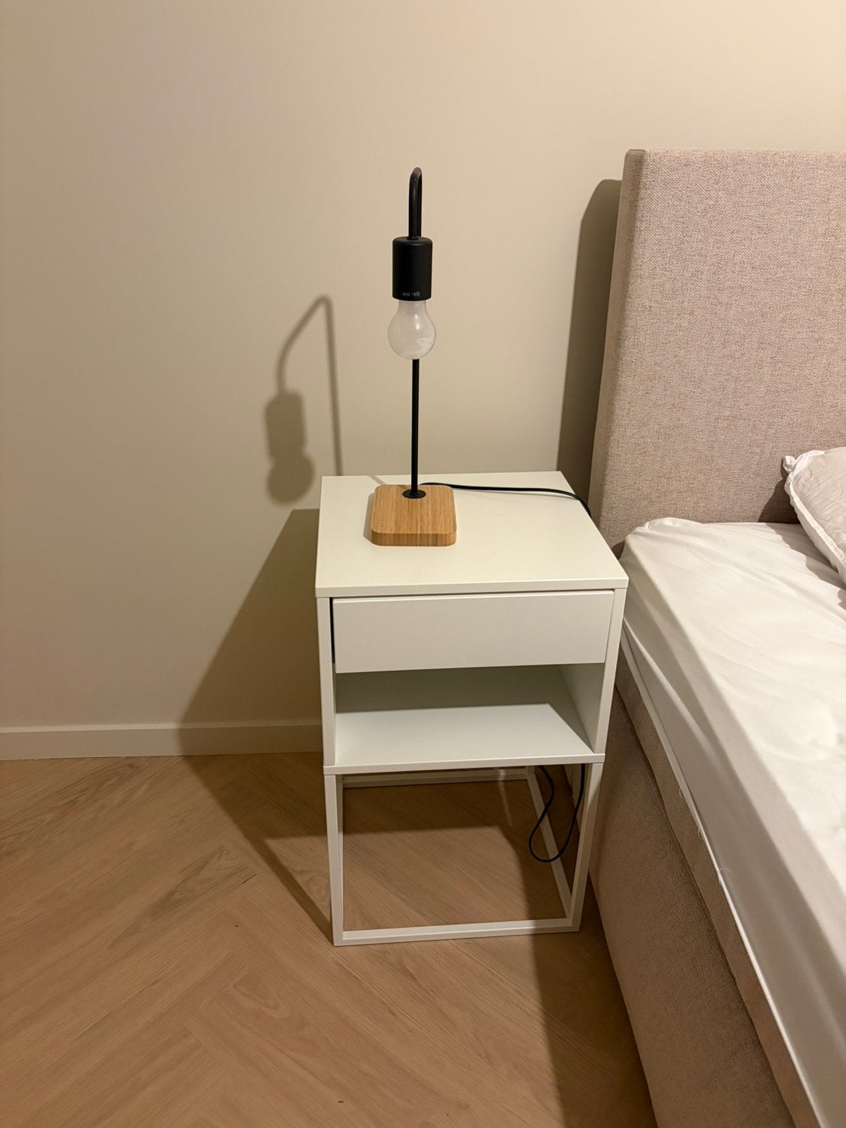 2 IKEA Vikhammer nachtkastjes 50€ voor 2 of 30€ per stuk, Ophalen, Kunststof, Minder dan 45 cm, 55 tot 70 cm