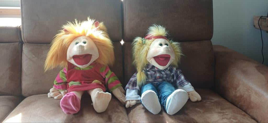 2 handpoppen ' Living Puppets ', Ophalen