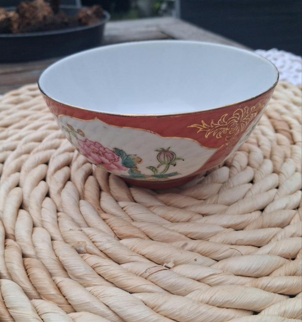 Vintage Chinese porseleinen rijstkom koraalrood/goud, Antiek en Kunst, Antiek | Schalen, Ophalen of Verzenden