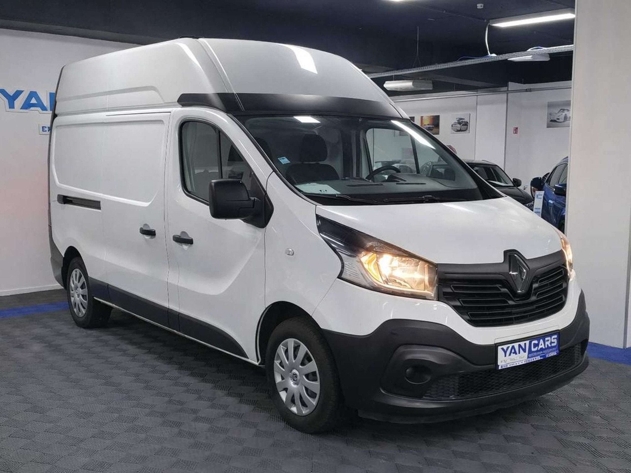 Renault Trafic Grand Confort | 65 000 km SEULEMENT | Clim Bi, Voorwielaandrijving, Stof, Gebruikt, Euro 6