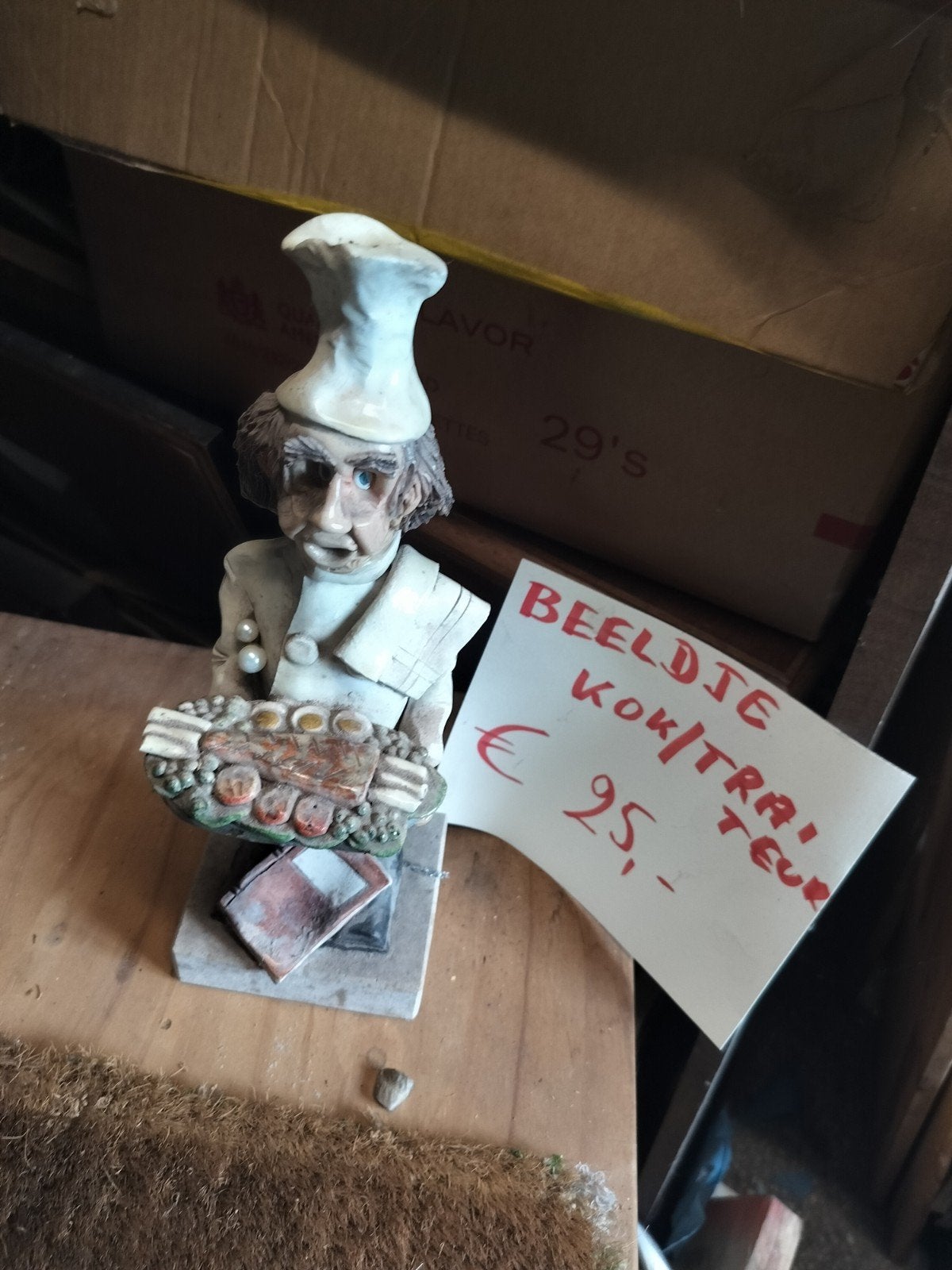 Beeldje geëmailleerd aardewerk kok/traiteur., Verzenden