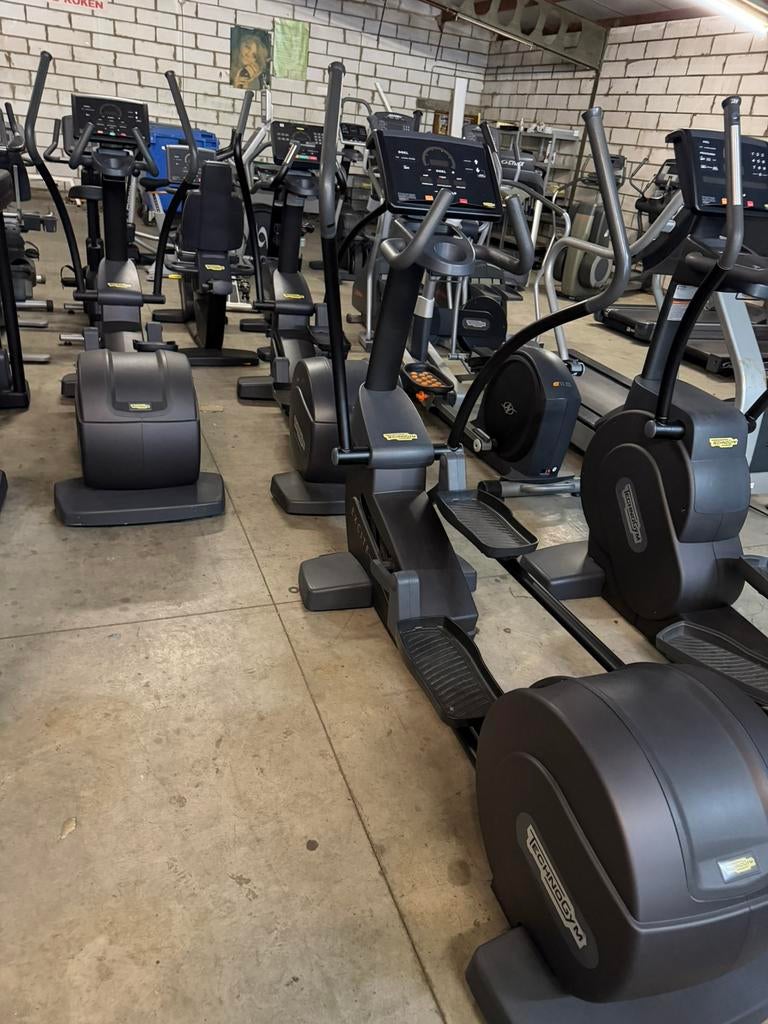 TECHNOGYM 500 SP BLACK CROSSTRAINER, Sport en Fitness, Fitnessmaterialen, Ophalen of Verzenden, Gebruikt, Fitnessbank