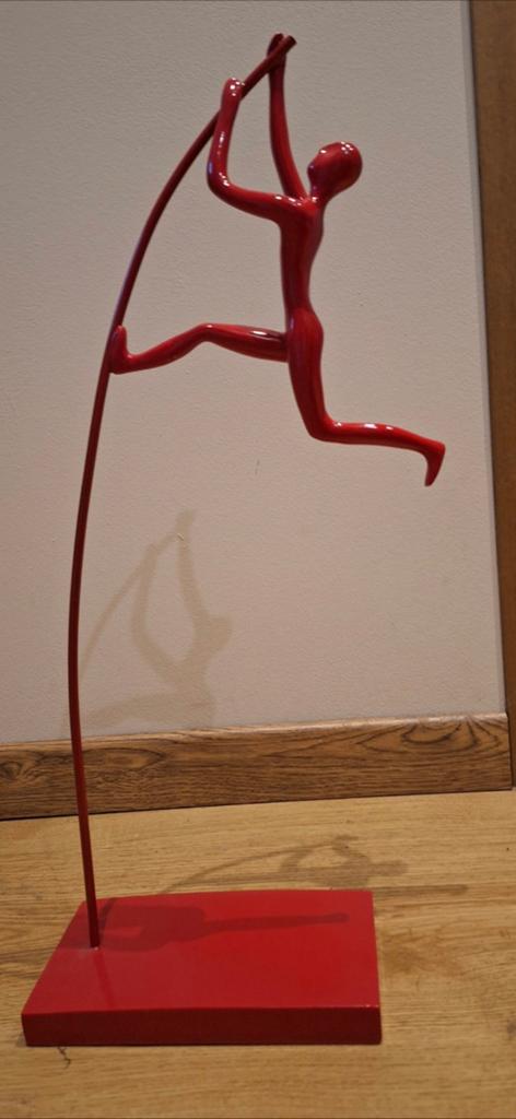 Homme saut à la perche rouge, Enlèvement ou Envoi