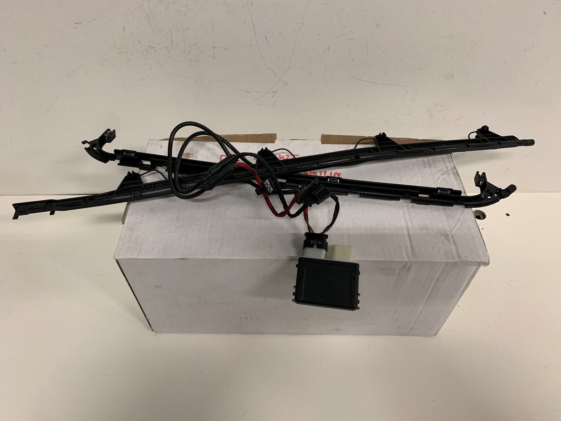 Vw Tiguan 5NA kofferklep opener sensor 5NA962283, Auto-onderdelen, Gebruikt, Volkswagen, Volkswagen AG, Vw@volkswagen.de