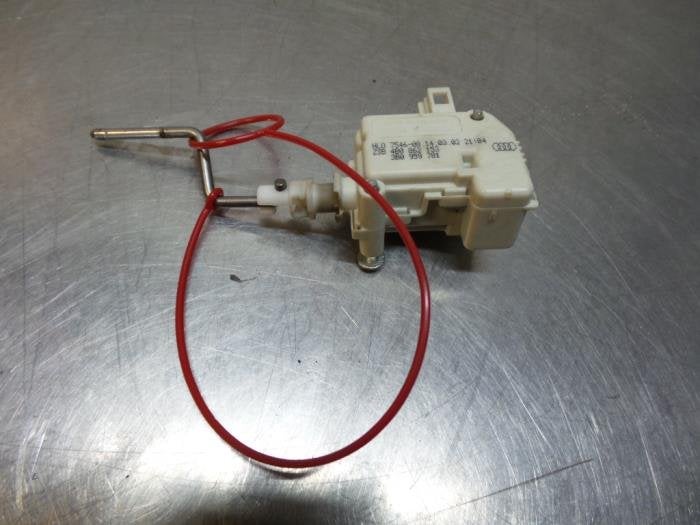 Moteur de verrouillage clapet réservoir d'un Audi A6 (A6 97, -, Audi, Utilisé, -