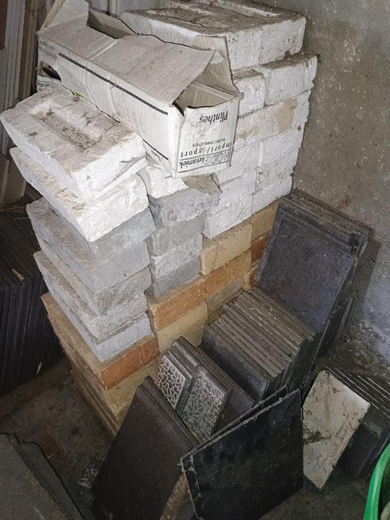 12 witte stenen en 9 grijze, Ophalen