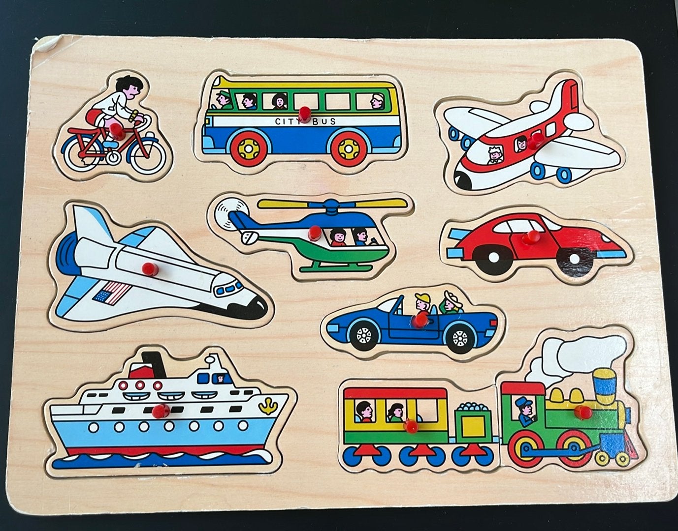 Houten inlegpuzzel voertuigen met rode knopen, Ophalen, Gebruikt