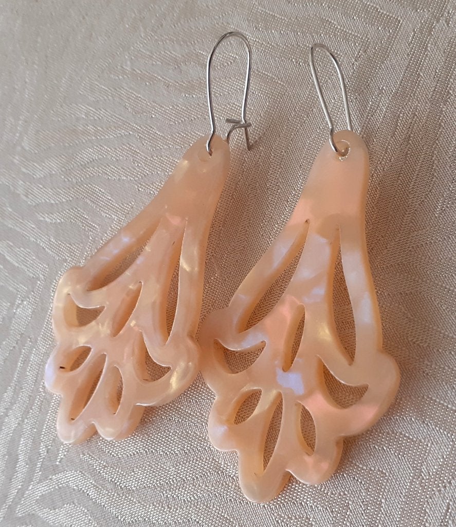 oorbellen hangers ornament in hars met opaal effect, Bijoux, Sacs & Beauté, Boucles d'oreilles, Neuf, Enlèvement ou Envoi, Beige