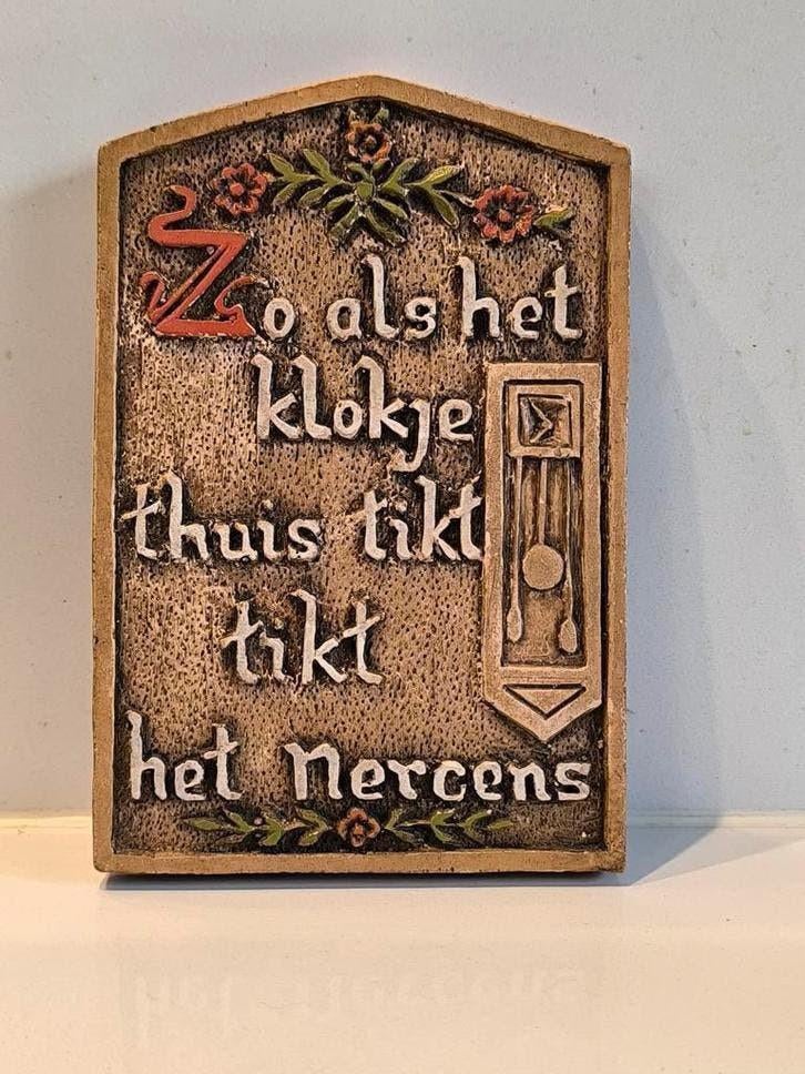 Wandbord 'Zoals het klokje thuis tikt, tikt het nergens', Antiek en Kunst, Ophalen of Verzenden