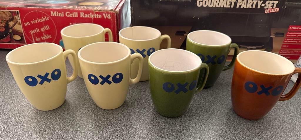 Vintage OXO mokken / retro reclame tassen – set van 7, Huis en Inrichting, Keuken | Servies, Ophalen of Verzenden, Gebruikt, Keramiek