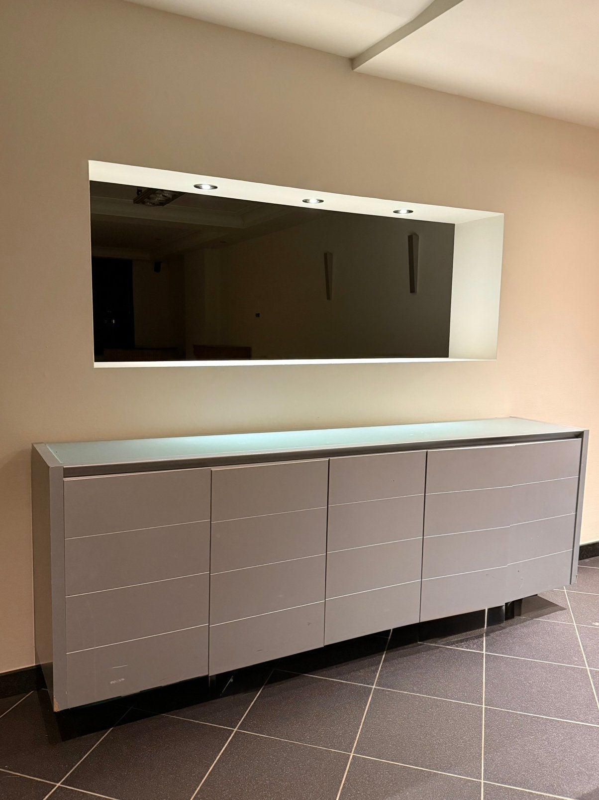 Gratis dressoirkast in een moderne, minimalistische stijl, Enlèvement, Utilisé
