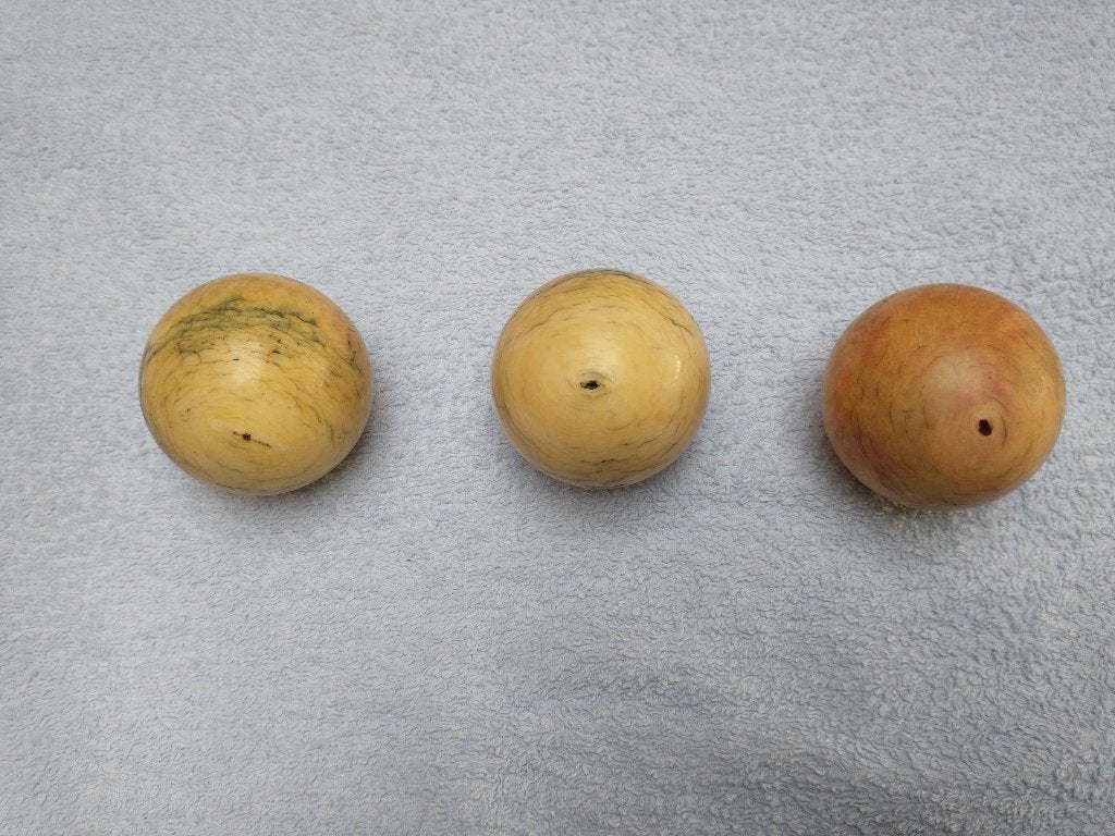Set van drie antieke biljartballen, Enlèvement
