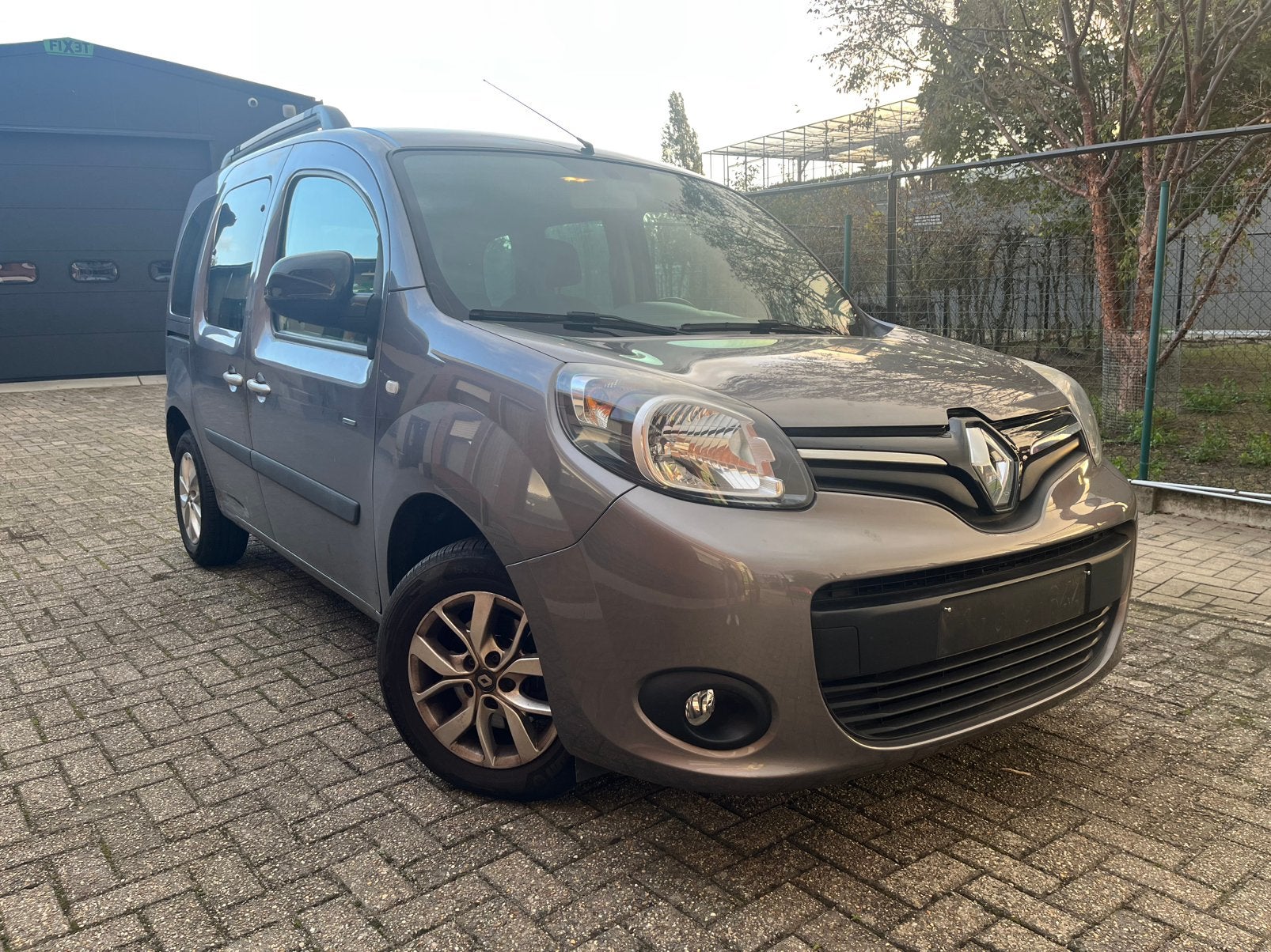 Renault Kangoo 1.2 tce limited, Autos, Argent ou Gris, Achat, Boîte manuelle, Noir