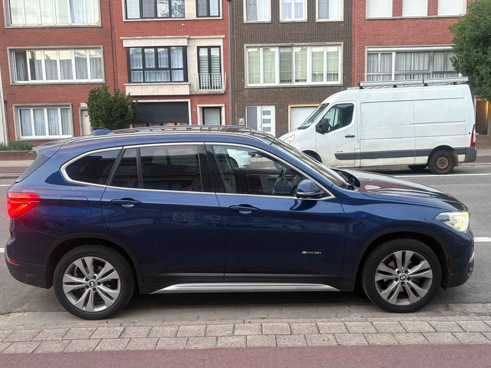 Bmw x1 benzine 2017/06 / 0471383103 tel, Auto's, BMW, X1, Blauw, Leder, 5 deurs