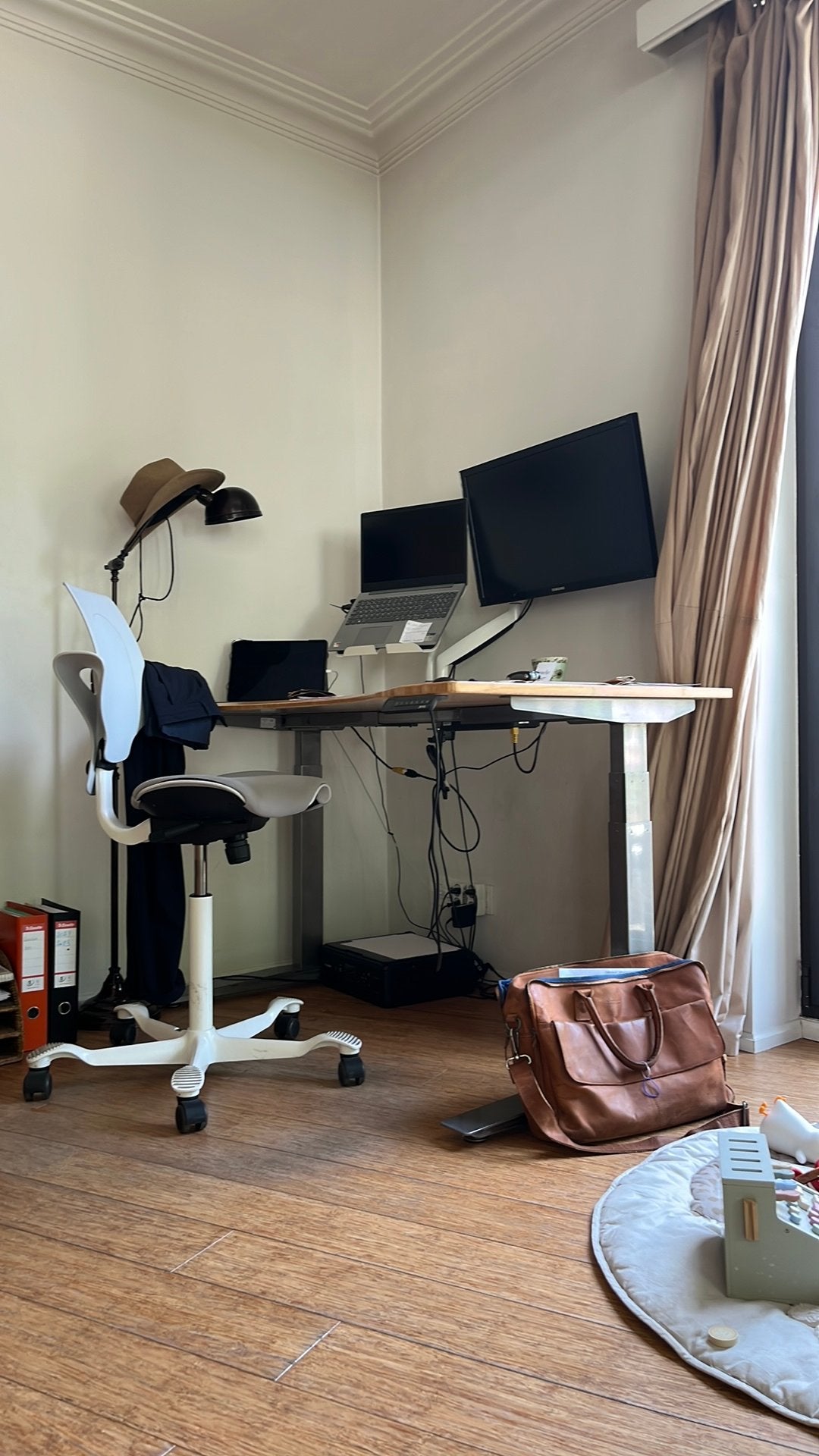 Elektrische bureau - Jarvis, Maison & Meubles, Bureaux, 139 cm, Bureau assis-debout, Comme neuf, Enlèvement
